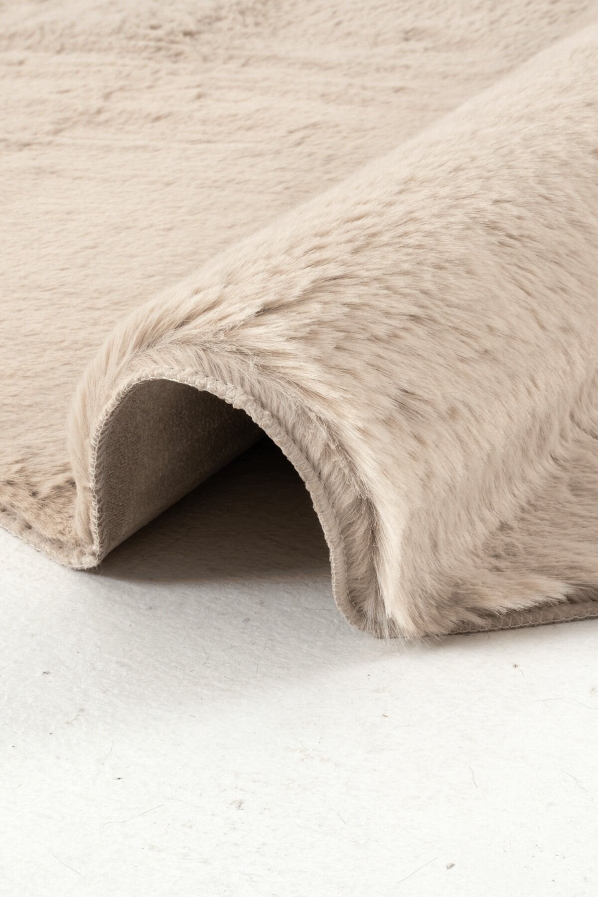 Dekorenti Wonder 9703 Vizon Peluş Halı – Post Şıklığıyla Derin Konfor