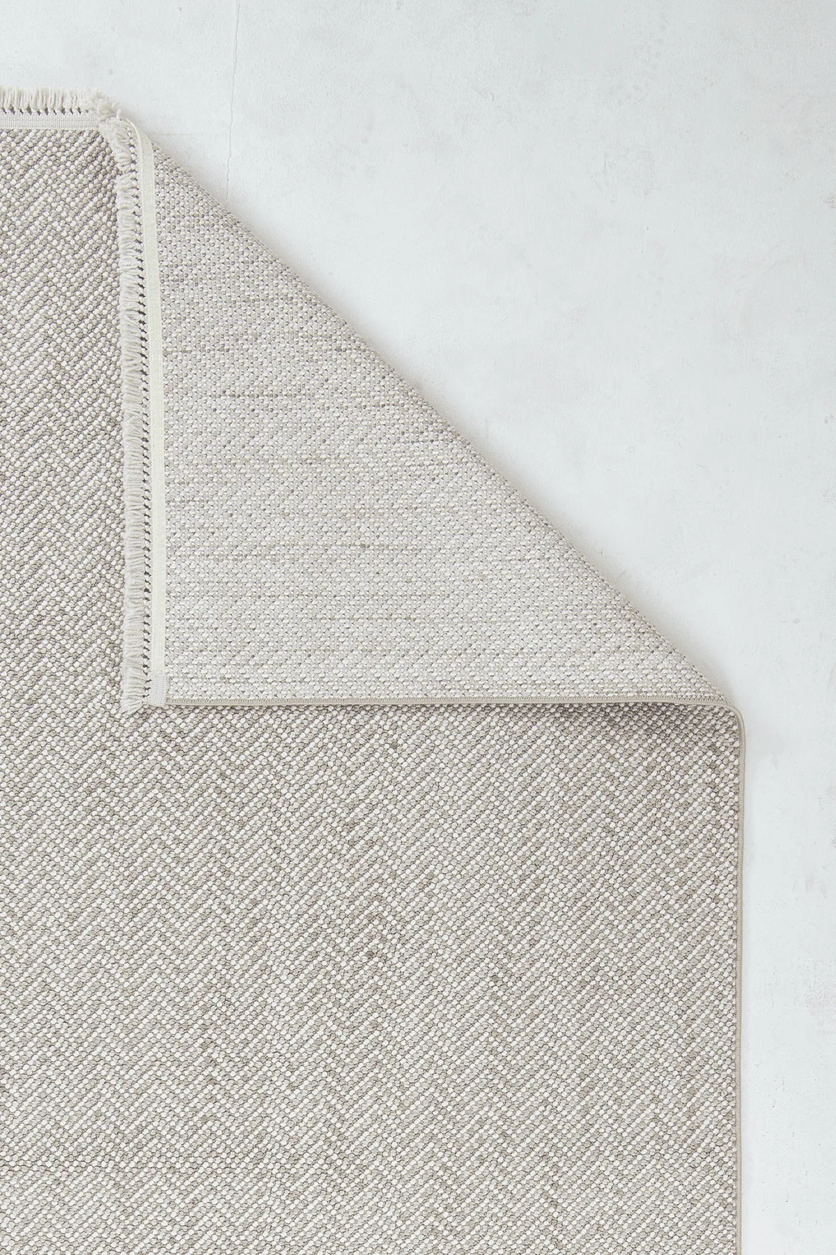 Dekorenti Piana 1108 Bej – Pamuk Tabanlı Örgü Saçaklı Modern Polyester Halı